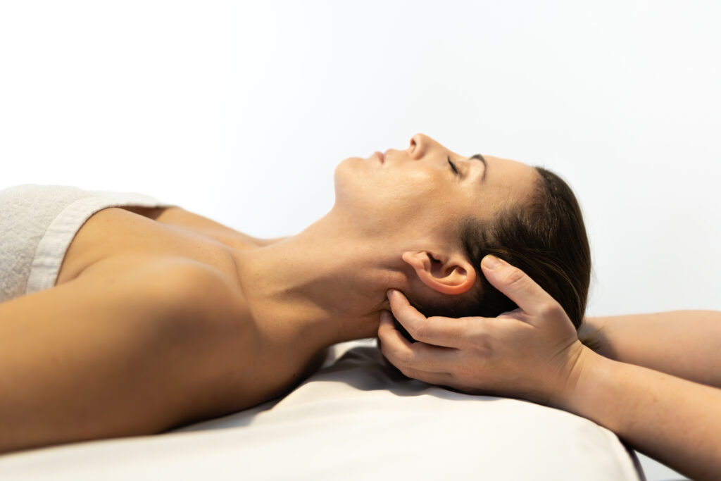 Paciente recibiendo tratamiento de osteopatía craneal